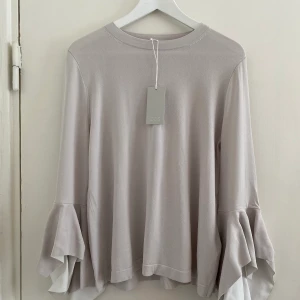 Helt ny tröja från COS, strl M - Helt ny tröja från COS, strl M. Lappar kvar. Storlek M. Nypris 690kr.