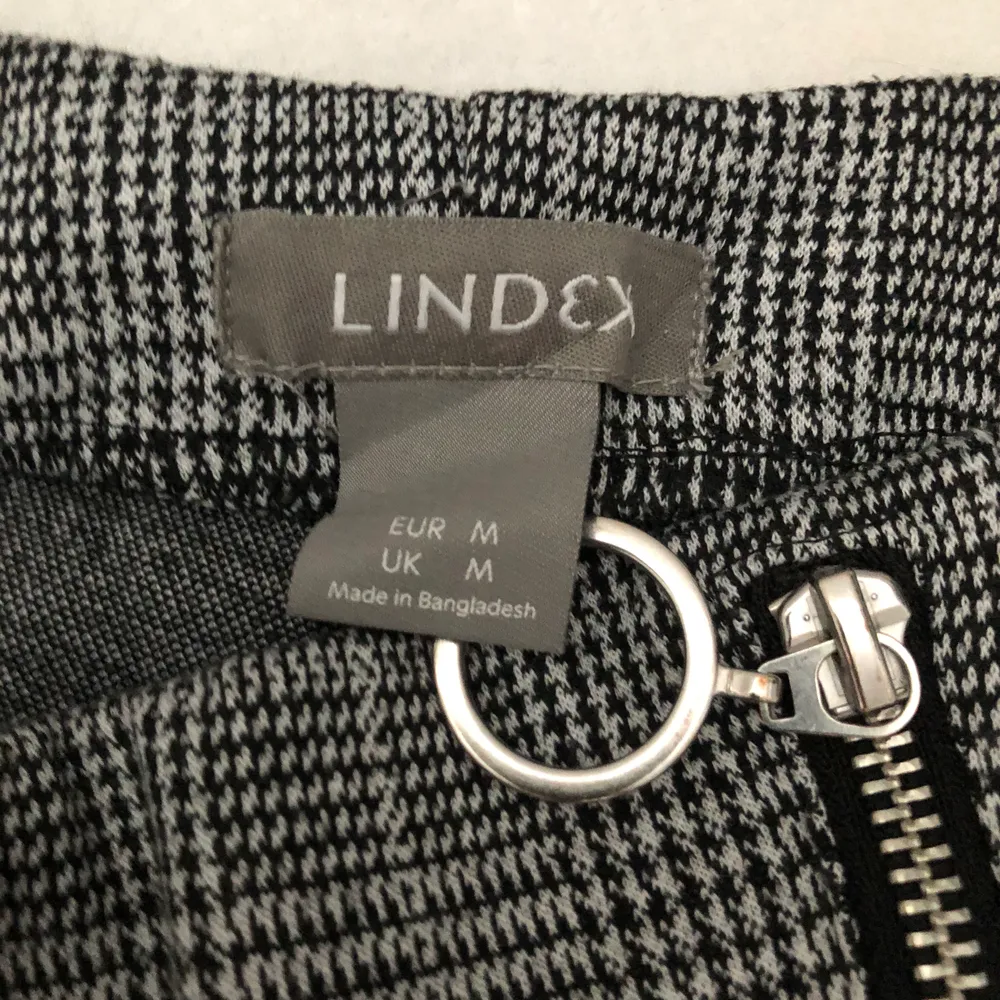 Kostymbyxor med silverdetaljer, från Lindex storlek M. Väldigt sköna och trendiga!. Jeans & Byxor.