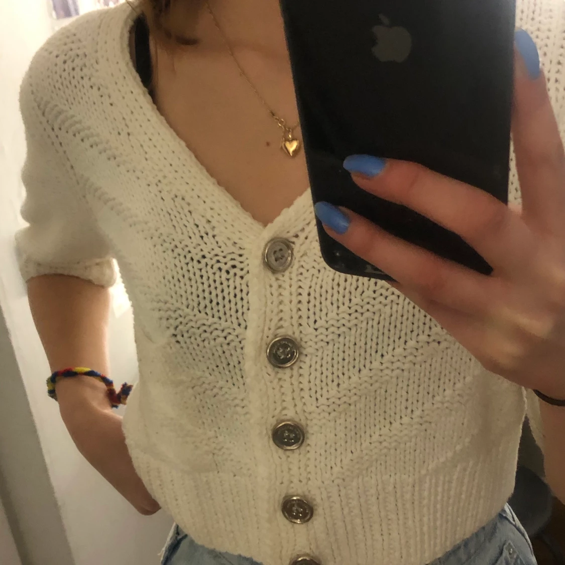 Fin stickad vit tröja med silverknappar - 91