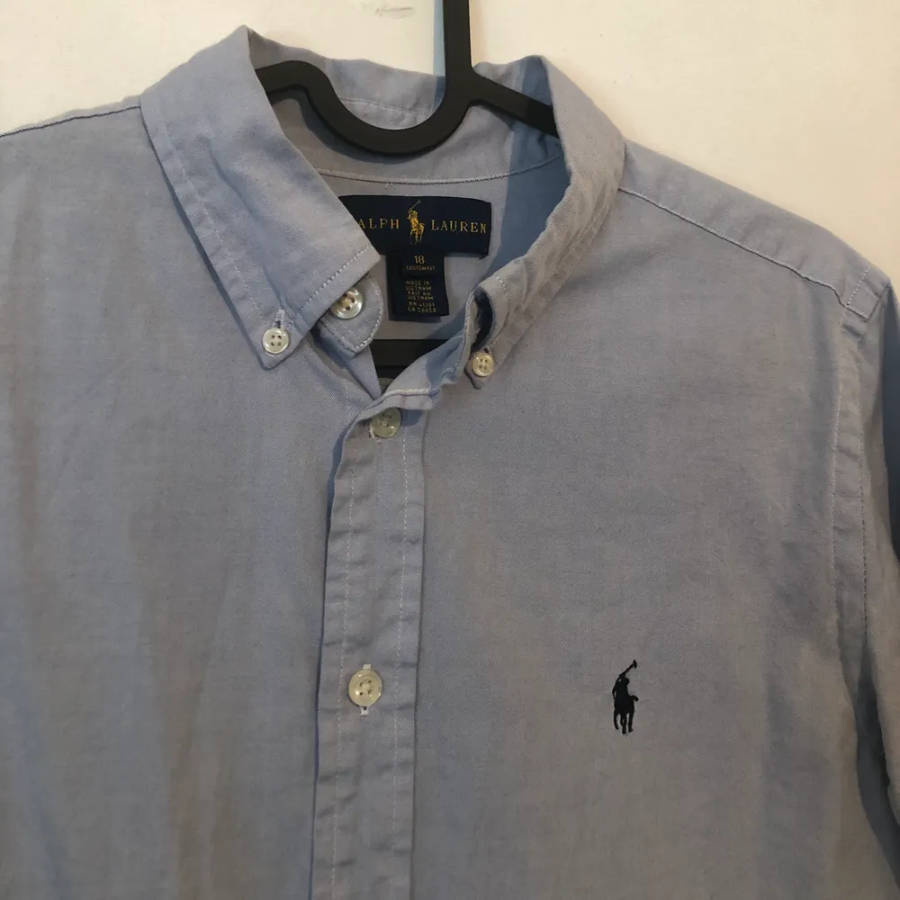 Säljer en ljusblå Ralph Lauren skjorta i Strl 18, slimfit. (Sitter som S) Inga fläckar, cond 8/10. Bud från 120. Nypris ca 1000kr . Skjortor.