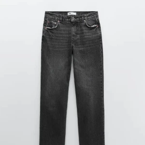 Zara 90s full length jeans - I storlek 40 men skulle säga att de är hyfsat små i storlek och passar M! Endast testade och säljer pga att de är för små. Köpare står för frakt!❤️