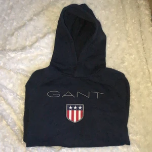 Gant hoddie  - Säljer min mörkblåa gant hoodie  nyskick!🤍