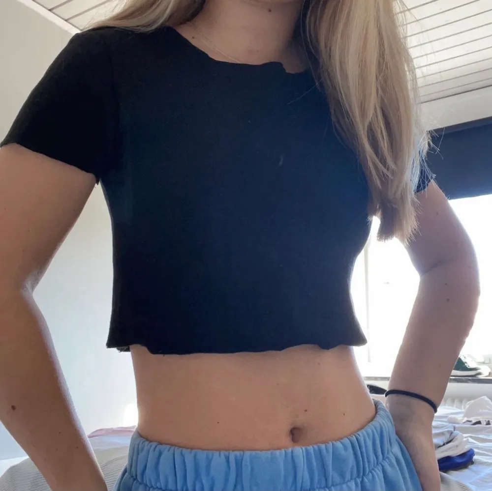 Svart cropped t-shirt från Zara. Kanterna är speciella med bara sömmar. Jätte skön och snygg.. Skjortor.