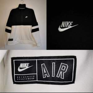 🌺HELT NY! NYPRIS 749KR! Half zipp Nike AIR tröja med en ficka på magen som inte syns. Storlek L, passar även storlek XL samt M om man vill ha den oversized🌺