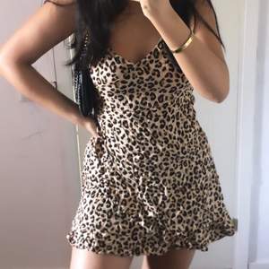 Jättefin leopard klänning nu till sommaren!! Jätte skön också och inte alls använd så mycket 💗😜🥰👍🏽 storlek 40 men passar mig som 38.