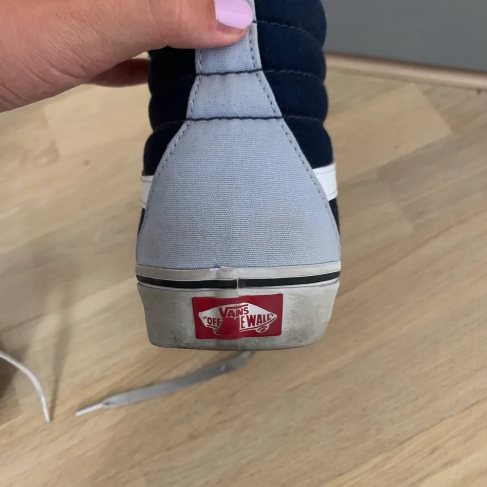 Säljer ett par vans som jag designat själv på deras hemsida, storlek 40, jag tvättar såklart skorna och rengör dom inann dom skickas, skriv för bilder på,  buda i kommentarerna!! 💕💕. Skor.