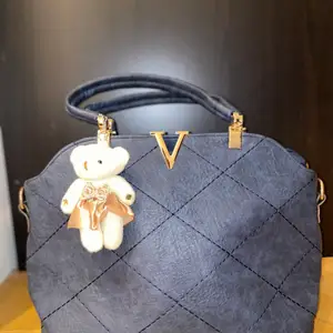 En helt oanvänd louis vuitton väska säljs för 499. Pris kan absolut diskuteras vid snabb affär🌸