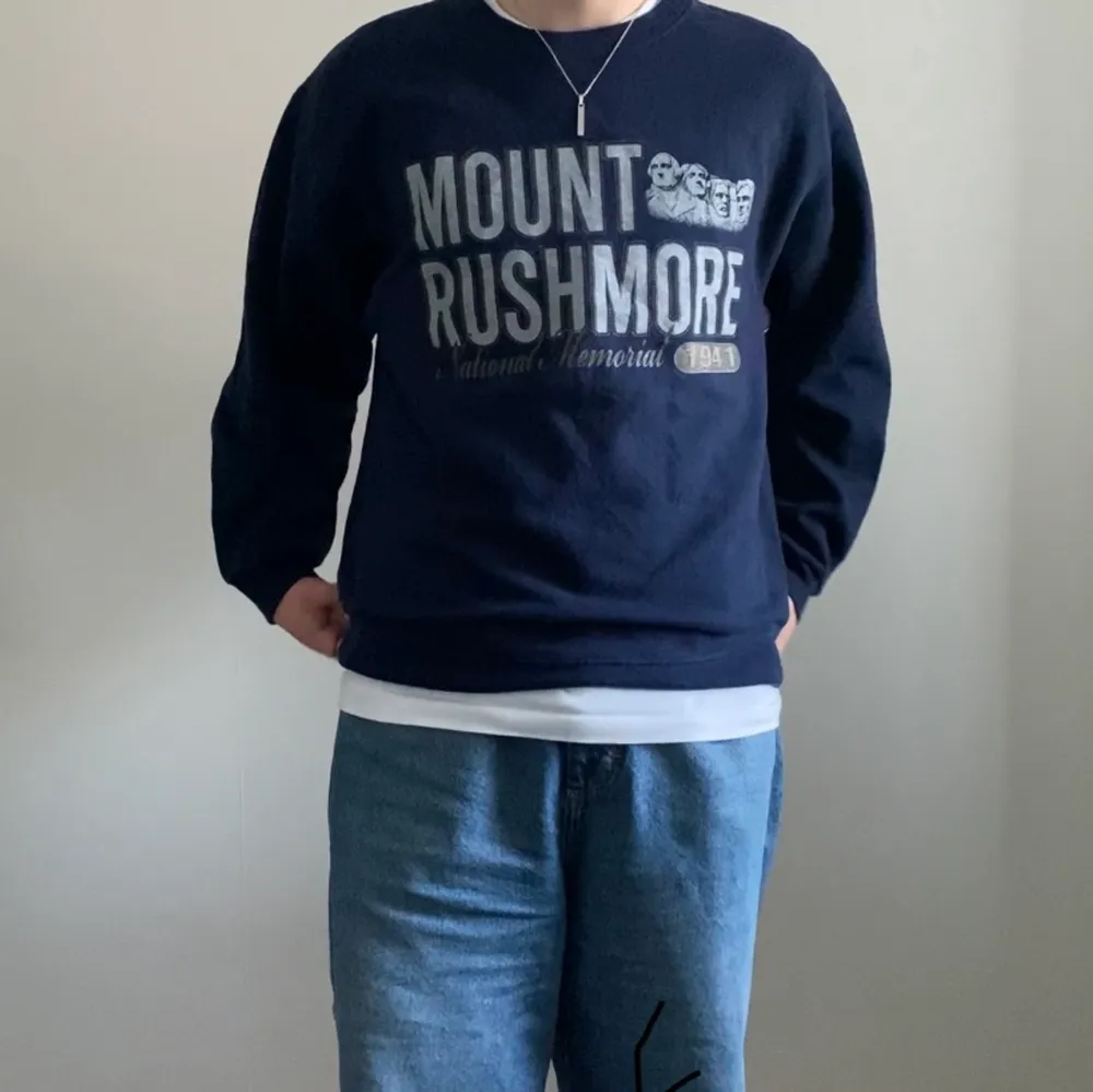 Vintage ”Mount Rushmore” sweatshirt, Den är i mycket bra skick och storleken är S/M, hänvisa till modellen som är 180cm.. Tröjor & Koftor.