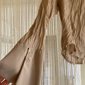 Fin beige skjorta! - Beige skjorta/blus köpt second hand, jättefina ganska vida ärmar! Rätt skrynklig, fint tycker jag men går ju lätt att stryka om en vill. Strl M skulle jag säga, men passar säkert S också.🌾