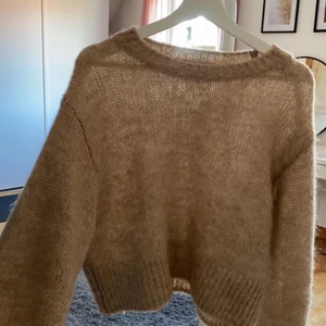 Stickad tröja från H&M - Säljer denna stickade tröjan från H&M i alpacka likande material i storlek XS. Den är därför lite stickig. I bra skick. Skicka till mig om fler bilder önskas 🤍