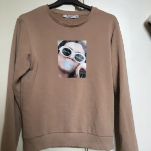 NA-KD tröja  - Beige sweatshirt från nakd, storlek xxs men stor i storlek så passar nog upp till S! frakt tillkommer
