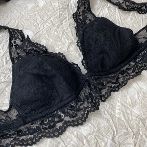Bralette - Bralette från Gina Tricot som inte kommer till användning, går lätt att klippa bort insidan så den blir mer genomskinlig om man vill! Sitter mer som en M!