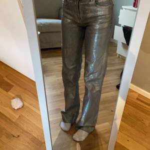 (LÄGGER UT IGEN PGA OSERIÖS KÖPARE) Jag säljer mina silvriga/regnbågsfärgade jeans från Zara i storlek 34. De passar bra på mig som växlar mellan 34&36 i jeans och är lite lite långa på mig som är 167cm 🤍 frakt tillkommer! HÖGSTA BUD: 450kr+frakt