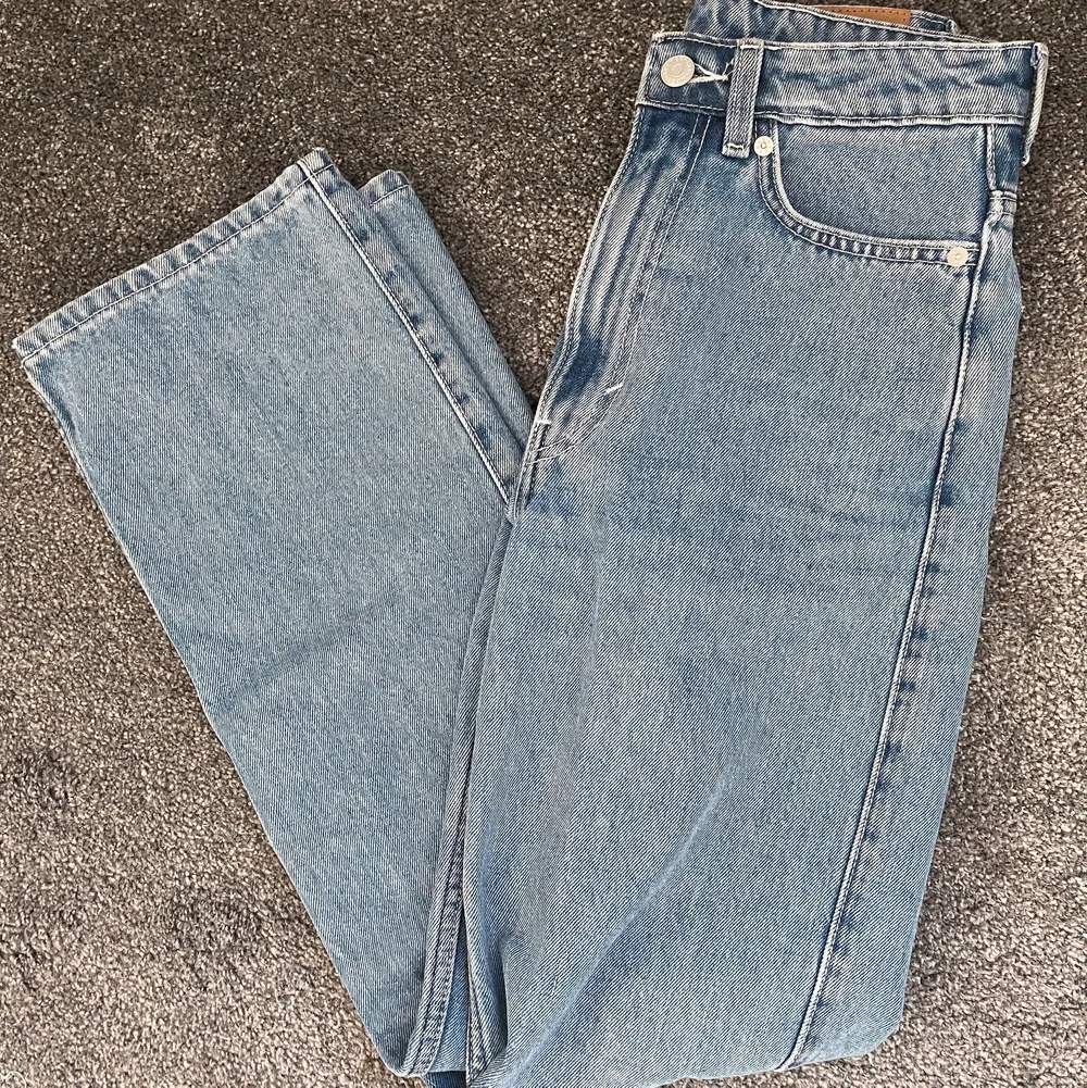 Jättefina mellanblåa jeans från weekday i modellen Rowe. Färgen syns bäst på tredje bilden och heter ”sky blue” . Använd några få gånger så super bra skick. Frakt på 66kr tillkommer. . Jeans & Byxor.