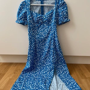 Klänning stl S - Fin klänning med slits, dragkedja bak