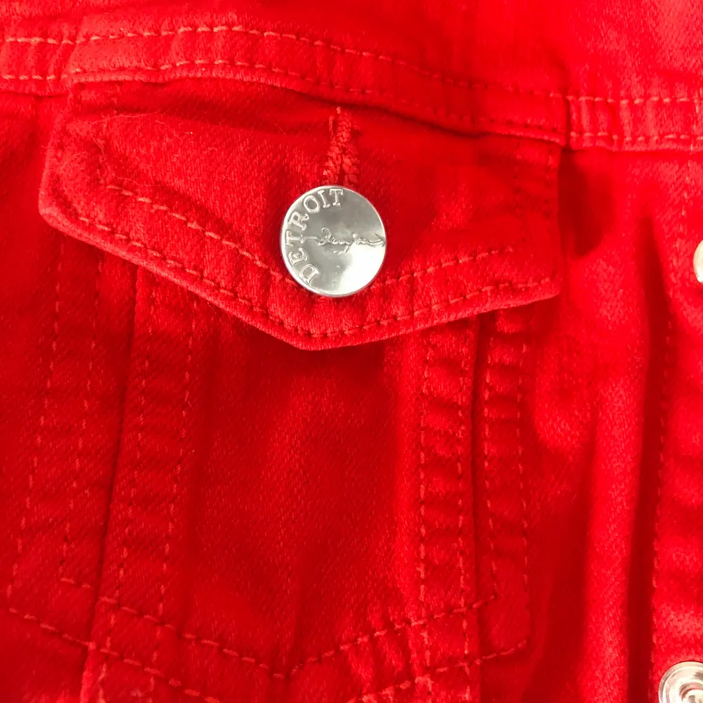 Jätte fin röd sommar jacka älskar den men den är för liten för mig😊/ köpare står för frakt. Jackor.