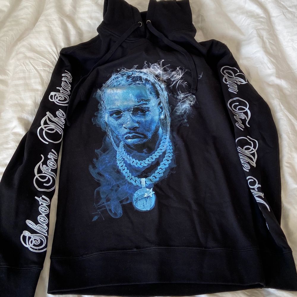 Officiell merch från Pop Smoke! Snyggt tryck på bröst och rygg! Helt ny! Endas upptagen ur förpackning. Kvitto finns. Buda i kommentarerna. Den är rare så kommer ej släppa för skambud! Kan mötas upp i Stockholm. Annars står löparen köparen för frakt 📦 . Huvtröjor & Träningströjor.