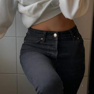 Snygga svarta jeans från Gina Tricot i storlek S (strl 34), sitter super snyggt men tyvärr lite korta på mig som är 1,70. Säljer dem för 175kr+ frakt då det inte är något fel på dem:)dem är highwaist och regular passform, det är bara att skriva om ni har frågor❤️ 