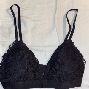 Triangel bh - Säljer denna då den är för liten för mig. Den har använts 2gånger men såklart har den tvättas efter varje användning. Banden kan regleras och det finns inga defekter. 