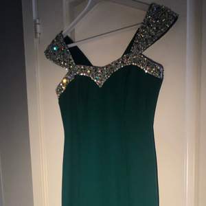 Säljer en grön A-line balklänning från Turkiet med kristallpärlor! Finns ingen exakt storlek men passar 38/40/S och är i nytt skick, aldrig använd! DM om du är intresserad 💖