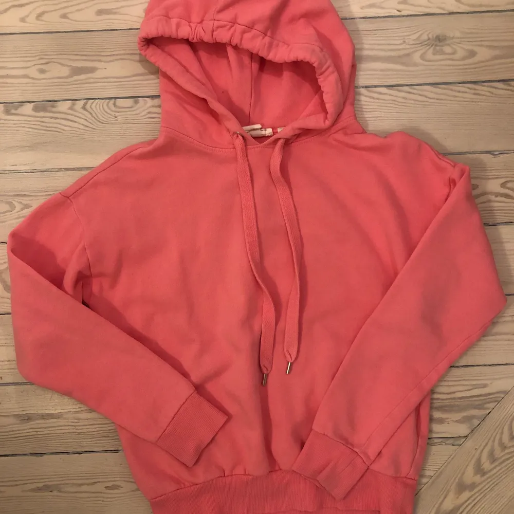 Superfin rosa hoodie med sivriga detaljer! Braa skick. Strl xs. Tröjor & Koftor.