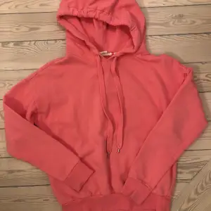 Superfin rosa hoodie med sivriga detaljer! Braa skick. Strl xs