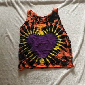 Tröja med hjärttryck - Orange och svart träja med ett lila hjärta 💜 