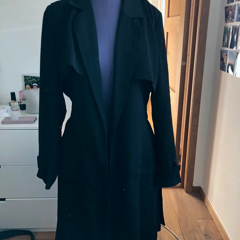 Tunn trenchcoat från Cubus, storlek S. Från 50 kr. Jackor.