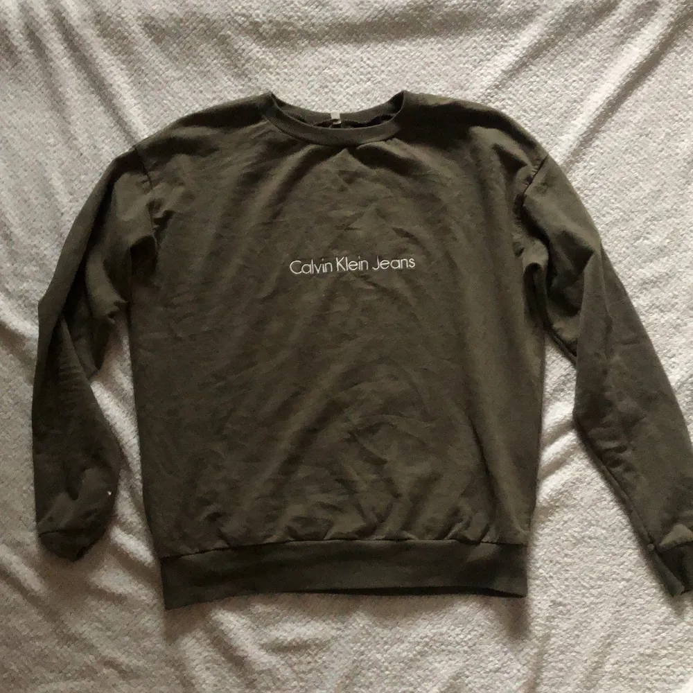 Mörkgrön sweatshirt från Calvin Klein . Tröjor & Koftor.