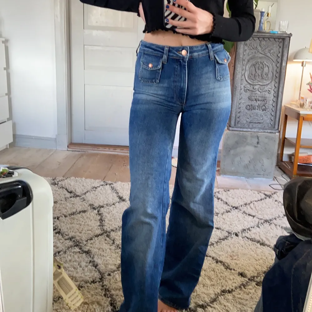 Blå jeans från Gina Tricot i strl S. Lite små för mig om rumpa, men annars fin flared modell med små fickor på framsidan . Jeans & Byxor.