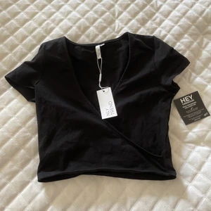 Topp från Nelly  - Svart topp från Nelly. Oanvänd, prislapp kvar. 