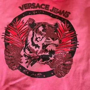 En äkta Versace tröja aldrig aldrig använd fel i färg vid beställning 