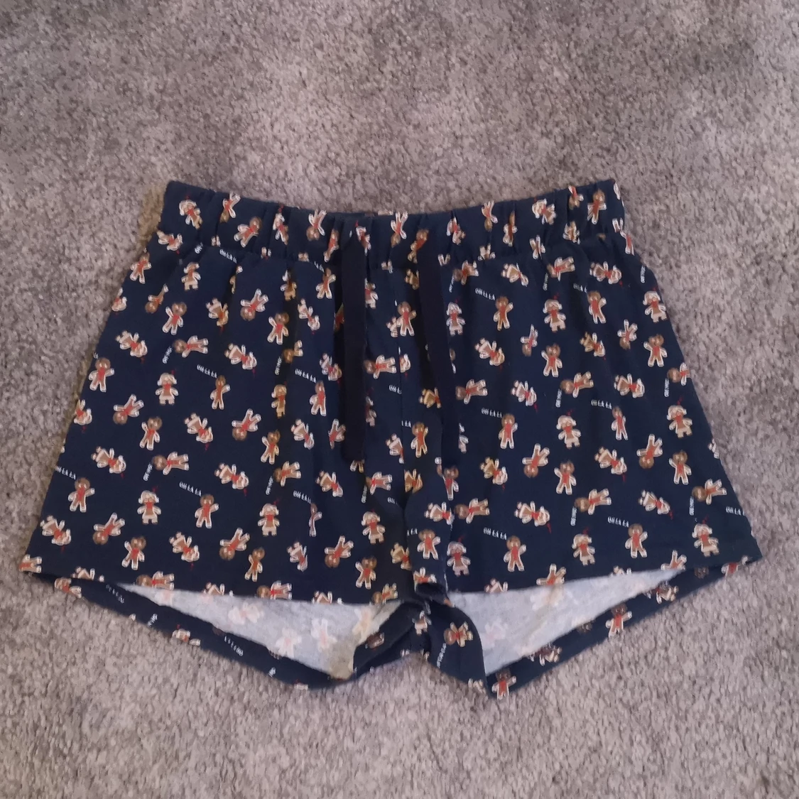 Marinblå pyjamas shorts med pepparkakor