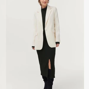 Vit kavaj - Säljer en vit kavaj som ej kommer till användning hos mig! Sitter även lite oversized! Bara använd 1 gång