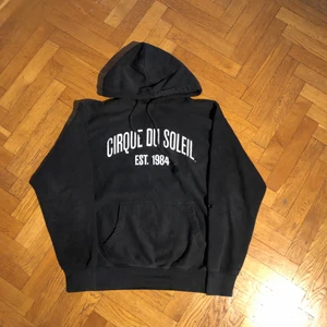 Cirque de soleil - Vintage Hoodie - Köpt från en trifthstore i USA som vi inte kommer ihåg namnet på. Tjockt tyg med bra kvalitet. I mediokert skick.