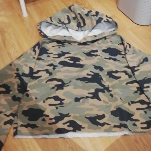 Hoodie  - En typ magtröjehoodie med lite militär aktiga mönster. Säljer den för att jag knappt använder den längre. Nypris=150