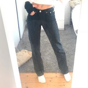 Zara jeans i storlek 32. Sparsamt använda och mycket fina skick. Passar någon upp till ca 163 cm❤️ Buda i kommentarerna (höjs med 10 kr)