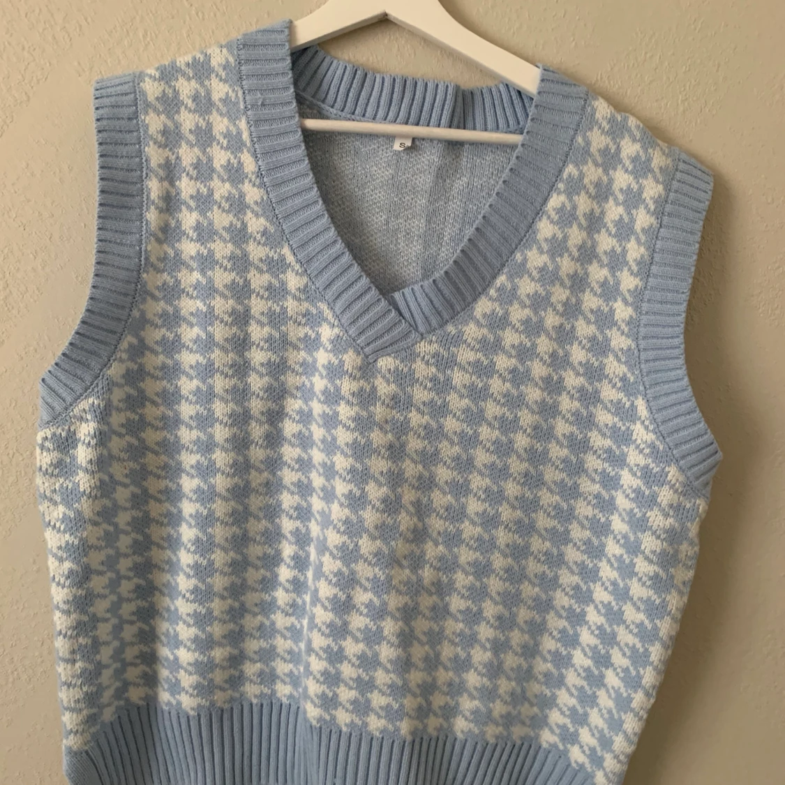 Stickad/virkad trendig väst  - 90