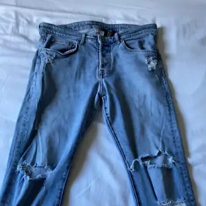 Ljusblå slitna jeans i storlek 34”32. Jag är 175cm och jeansen sitter bra i längden men är för tighta. Det har gått sönder men sytts igen vid rumpan, det är dock inget som syns eftersom det är långt bak. Bor i Norrköping och kan mötas upp, annars står köparen för frakten. Pris kan diskuteras!