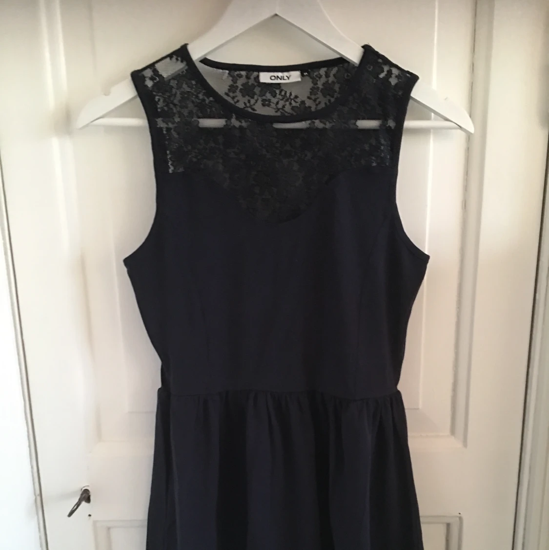 Only mörkblå klänning