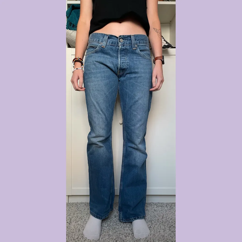 Ett par Levis bootcut jeans i low rise. De är köpta begagnade, aldrig använda av mig, men i mycket gott skick! I snygg urtvättad blå färg. Visas på en vanligtvis S, 174 cm lång. Storleken motsvarar ungefär en S/M. ✨frakt ej inkluderat i priset✨. Jeans & Byxor.