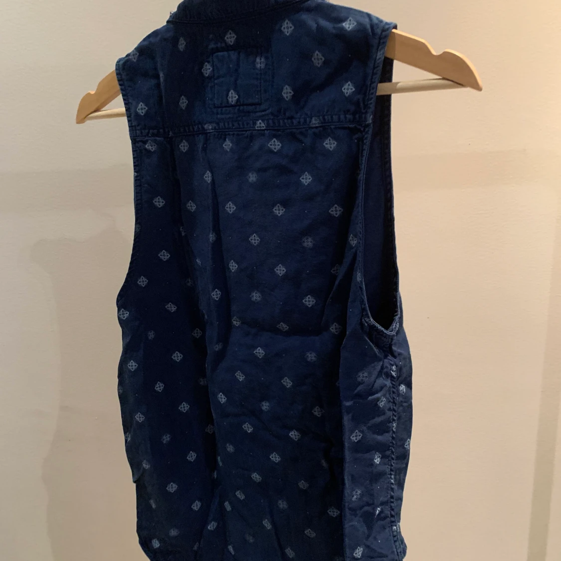 Blus med pärlor på kragen - 90