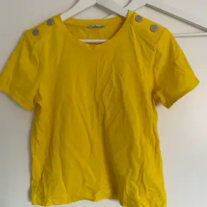 Gul croppad T-shirt med silverderaljer från zara i storlek s