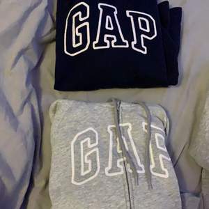 Fina gap hoodies, en med kedja och en utan. Bra skick och nästan aldrig använda