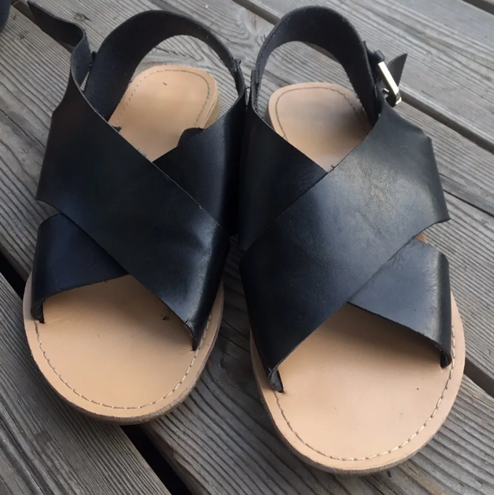 Jättefina sandaler! I nyskick och äkta läder. Kontakta för bilder på eller frågor :). Skor.