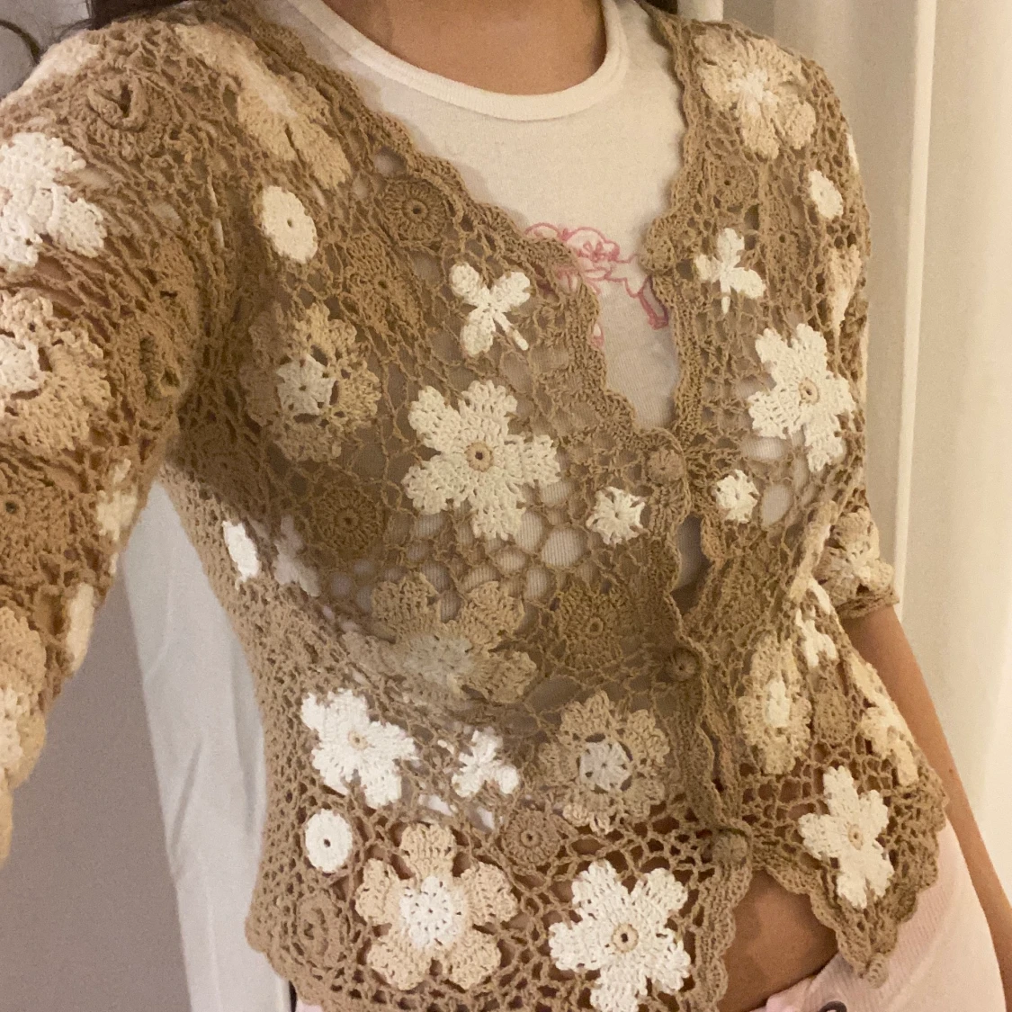 Beige ”kofta” med vita blommor  - 90