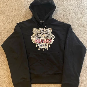 KENZO HOODIE - Kenzo hoodie i nyskick (endast testad)  i storlek small. Fraktas spårbart och många referenser från tidigare kunder finns✨