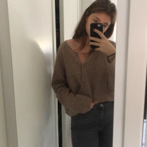 En jättefin härlig kofta från Zara - En stickad kofta från zara väldigt mjuk att ta på sig färgen är brun. 