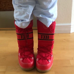 Moonboots - Säljer mina fina röda ” lookalike” moonboots! Inte kommit till så mycket användning. Storleken är 39/40. De är köpta second hand men är verkligen i fint skick💛alltså inte riktiga moonboots. köparen står för frakten