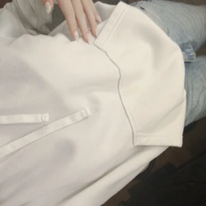 Mysig huvtröja:)) - Denna tröja är använd några antal gånger, ungefär 20 eftersom jag köpte den runt 2019/2020. Den har en liten fettfläck i mitten men den syns knappt. Har inte använt på typ 9 månader! 